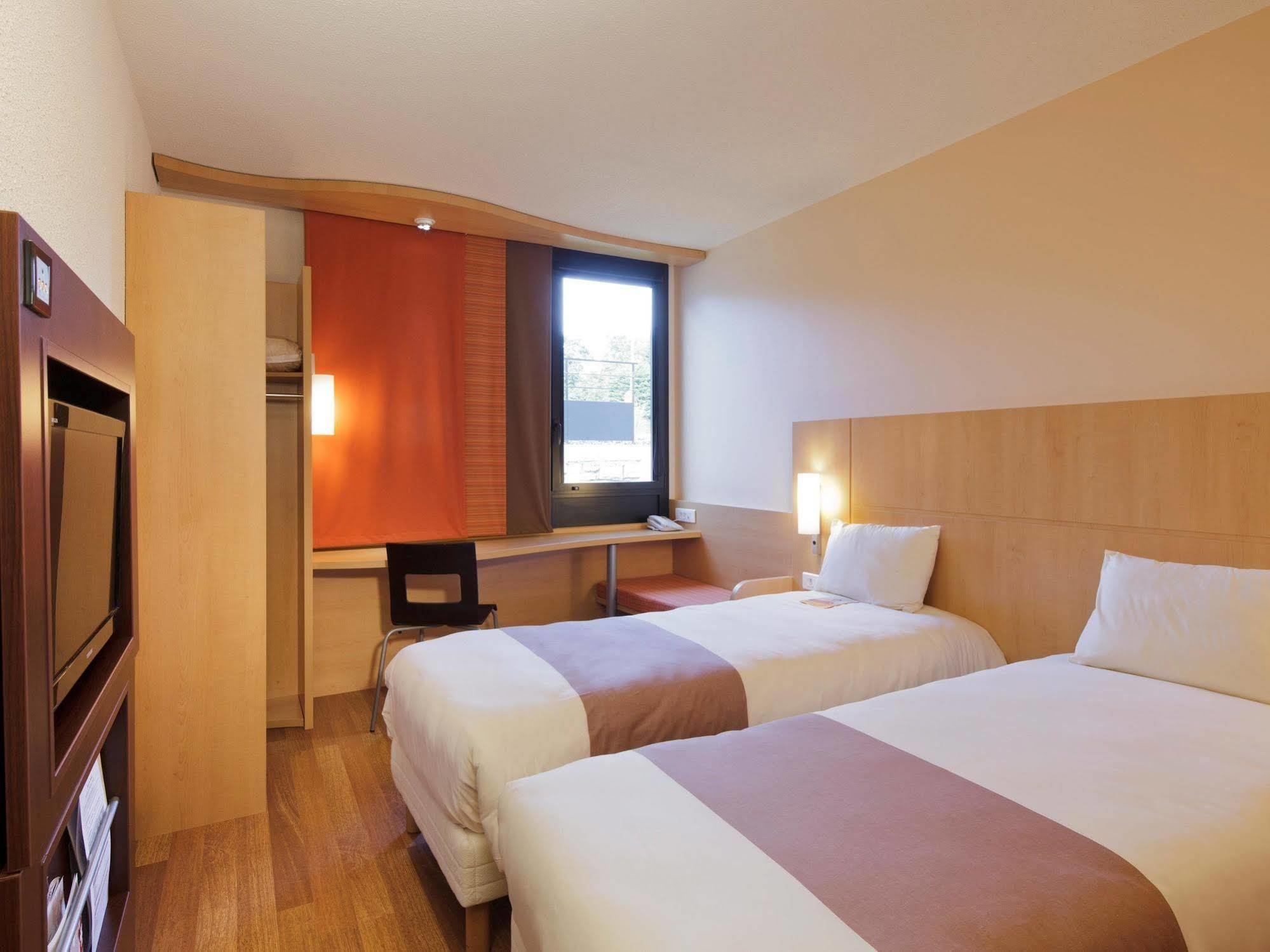 Hotel Ibis Guingamp Coeur De Bretagne Ploumagoar Екстер'єр фото